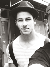 thejonasnetwork:  Joe and Nick out and about with fans in NYC today [8/23] 