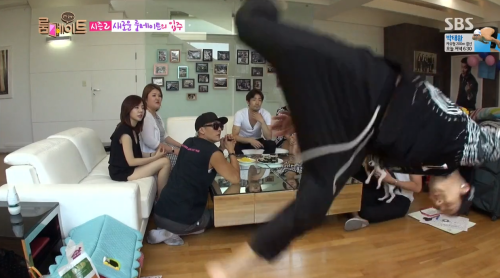 hogays:its the first episode of roommate and jackson wang already flipped 4 times