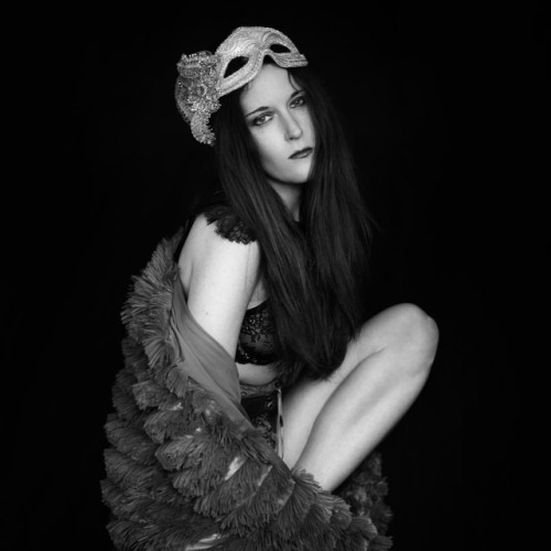 Model - @annacatherinemuse .---#bnw #blackandwhite #portrait...