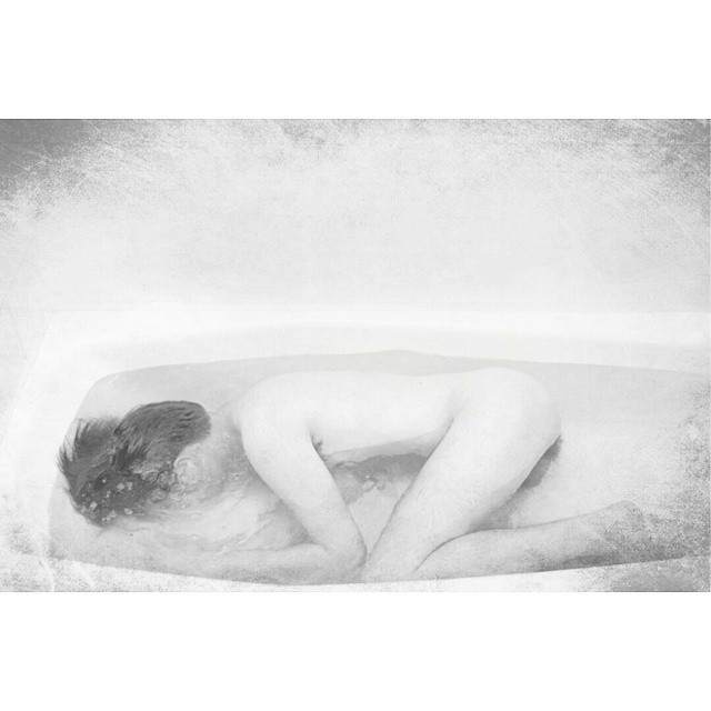 iamkinkyjn:  說穿了，就是不懂拍出真正的自己。 #bath #water #tub #blackandwhite