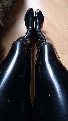 clfetishart:  black latex legs 