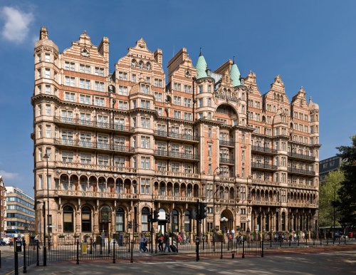 jeroenapers:  Het Londense Hotel Russell, tegenwoordig Kimpton Fitzroy London Hotel geheten, werd in 1898 gebouwd door de architect Charles Fitzroy Doll en werd in 1900 geopend. Het is opvallend bekleed met decoratief thé-au-lait (“thee met melk”)