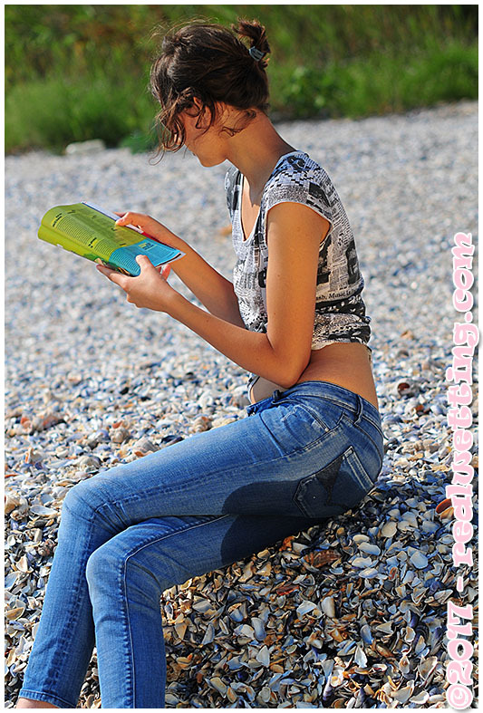 realwetting:  Everybody knows that Natalie’s a reading addict. Today is no exception