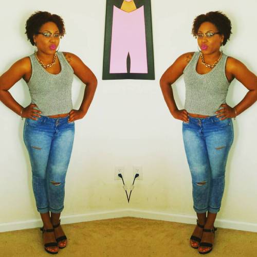 Laid back fit w/ a pop of color on the #ootd #teamnatural_ #curlswithlove #ilovemynaturalhair #ihear