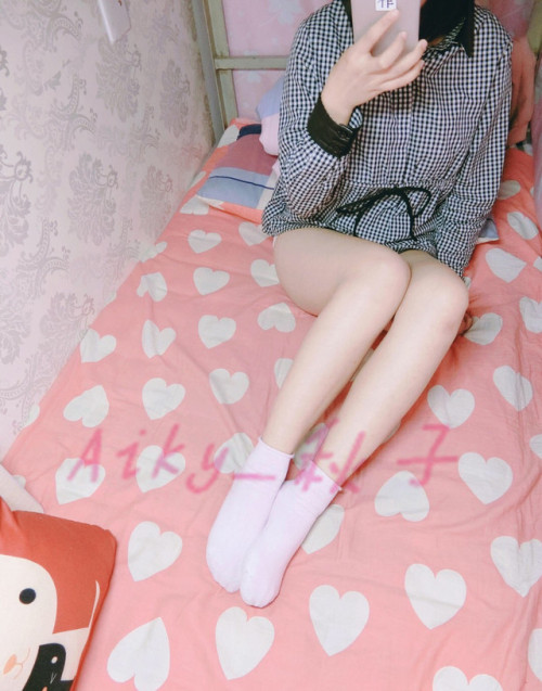 aki99520: 第一次来汤呢~ 希望小哥哥喜欢我的短腿~ 可以关注我的新微博@Aiky_秋子 么么哒