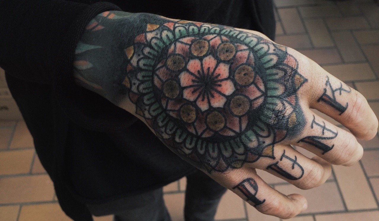 deiaentendu:  da boyfriend got his hand pimped today, so fucking jealous 