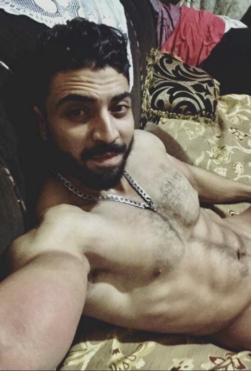 lopepourbbcandbwc: Le sourire du maitre qui va bien te dominer petite khaba! Ich eine weiße Schwucht