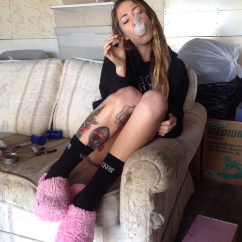 jaiceebaibee:  invite me over to watch movies and smoke blunts #greatidea