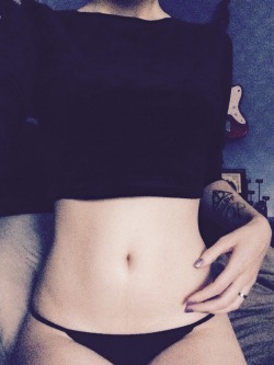 Vill-Ha-Mer: Here, Have Some Pics Of My Very Untoned Tummy 🙈 
