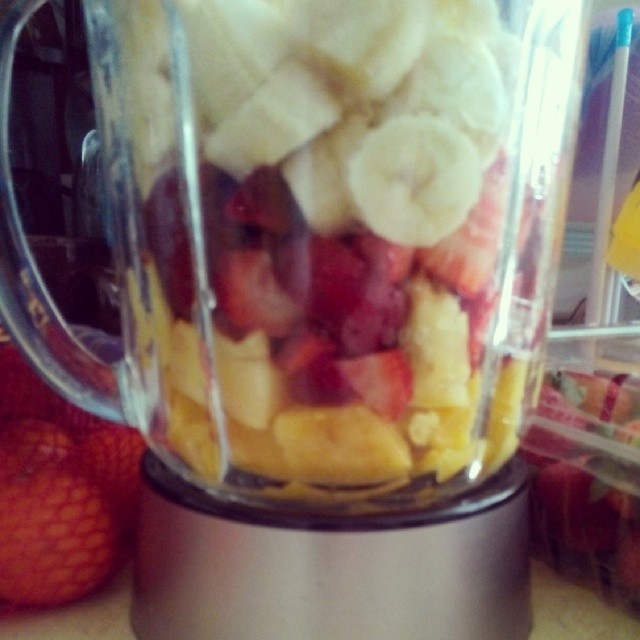 Yummm! 🍍🍌🍓🍊 #piña #strawberries #bananas #orange #protein #fruit #smoothie