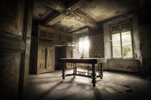   Abandoned (Haunted) Hotel in Colombia The Hotel del Salto is located near Tequendama Falls on the Bogotá River in Colombia. It was opened in 1924 and shut its doors in the 1990′s. The hotel’s Gothic design is perfectly enhanced by a river and waterfall.