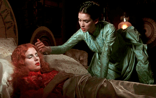 ladiesofcinema:Winona Ryder and Sadie Frost as Mina Murray and Lucy Westenra  Bram Stoker’s Dracula 