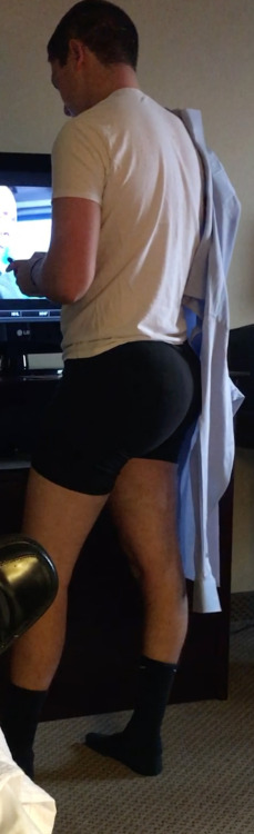 rankdresssockslover:  m80pdm:  Sharing hotel.  The ass on my mate.  😍😍😍