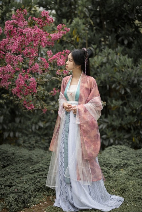 ziseviolet: “江南烟雨雾青色。”   Traditional Chinese Hanfu photography via 夏弃疾_. Hanfu from 彩云间 and 云舒院. She is wearing parallel-collar Ruqun/襦裙 paired with Daxiushan/大袖衫 (large-sleeve robe). 