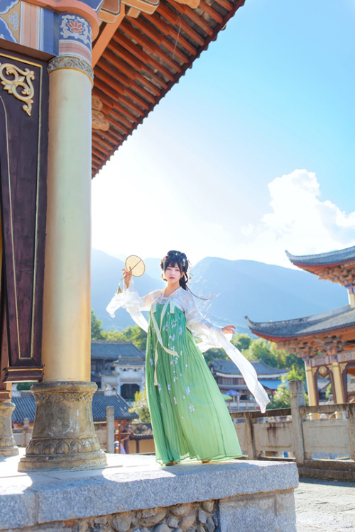 mingsonjia:【梨花雨】絮影苹香，春在无人处。移舟去，一砚梨花雨。by 喵小天   出镜：兔兔