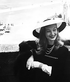 solesupine:  Veronica Lake visits an Airbase, 1941Lake’s interest in flying would