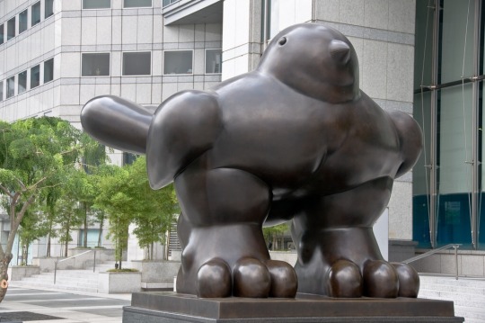 antifa-hulk:  todaysbird:   theres this statue in singapore that was created by fernando botero and its just this giant fat bird and i think he should officially be added to the ‘wonders of the world’   This is the Absolute Unit other Units report