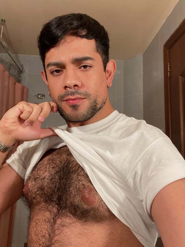 hairyscottishroy::Alejandro de María🇲🇽🇲🇽Gorgeious hairy chest and those nipples are so inviting.