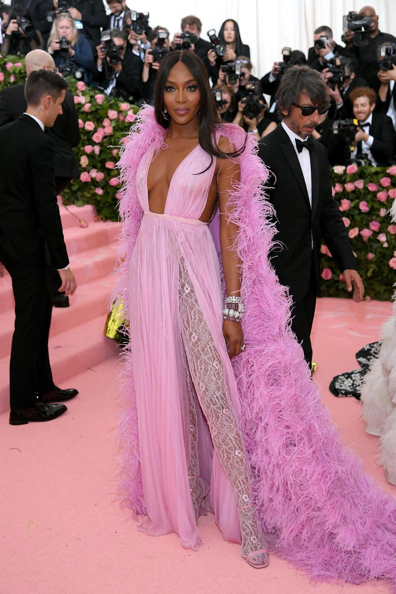 H o l l y w o o d | F a s h i o n — Naomi Campbell in Valentino Couture at  the 2019...