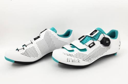 dfitzger: by @cc.cycle: Just in for review the @fizikofficial R4 Donna women’s road shoes #cycling #