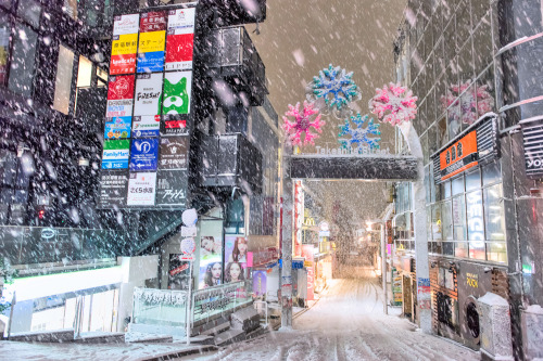 tokyo-fashion:  Snowy night in Harajuku tonight. A few extra pics on Flickr. Will edit more later after getting some sleep. Stay warm everyone! 