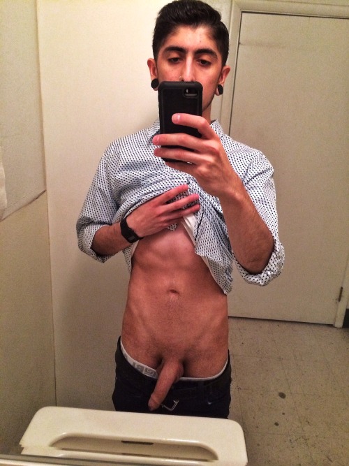 morenoxlife:  betomartinez:   Thanks for sending in more photos Matt!  He is 21, 6’0, 150lbs, 9 inches long, 7 inches thick, from Phoenix, Arizona.  Check out his blog and message him at: MattLokes.tumblr.com Please send pics to: Por favor manda tus