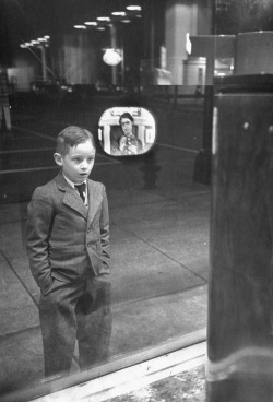 thisobscuredesireforbeauty: Boy watching TV for the first time in an appliance store window, 1948.Source