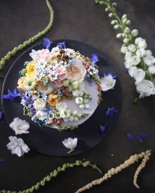 mymodernmet:Lifelike Buttercream Flowers Transform Ordinary Cakes into Bountiful Bouquets