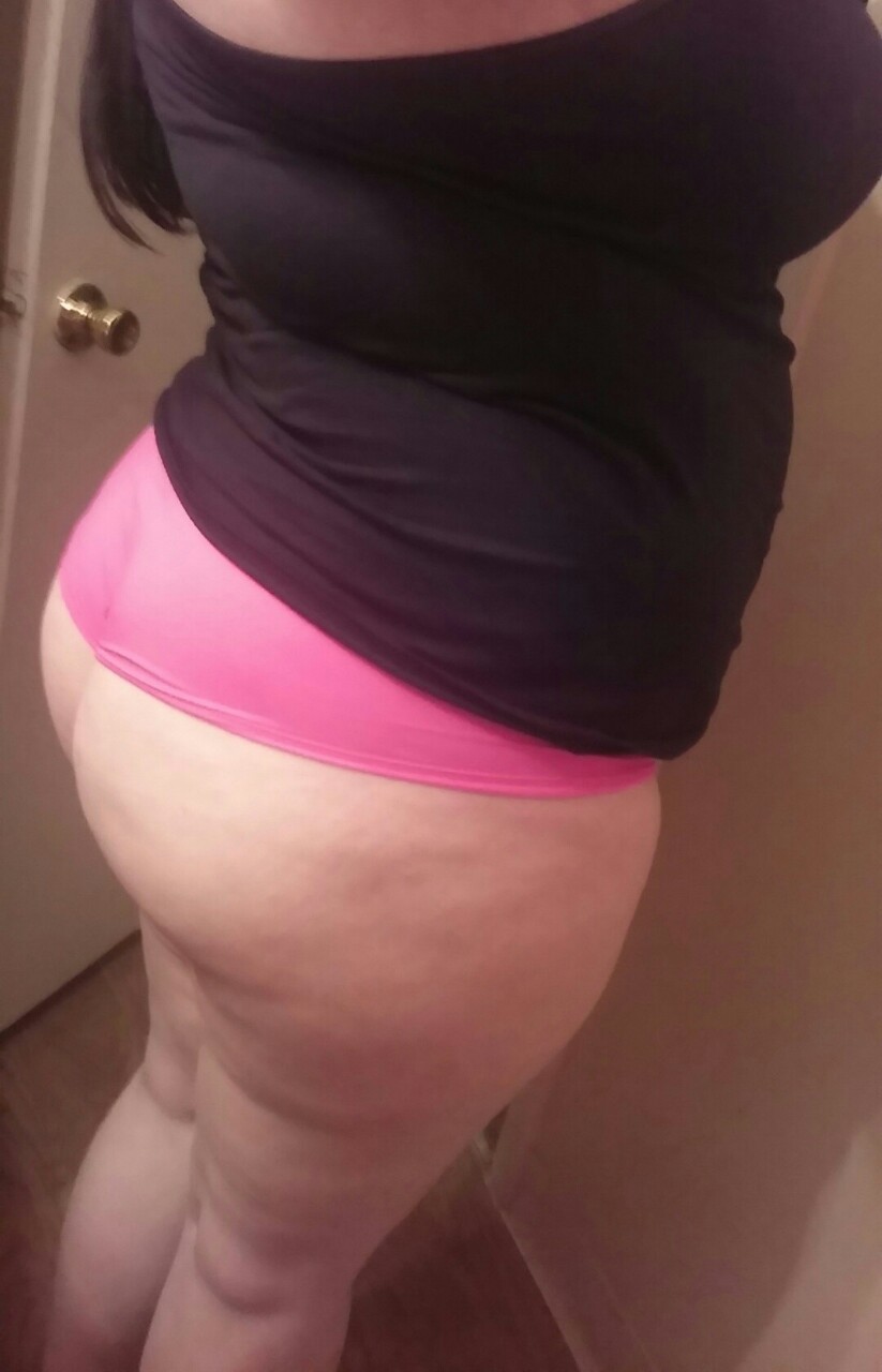 popsicles-25:  I am loving my ass tonight so have some more. 