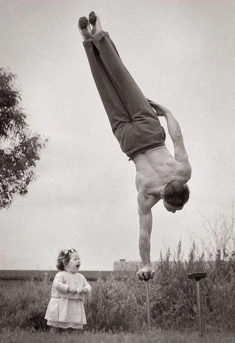 aiiaiiiyo:  Acrobat dad entertaining his daughter, 1940. Check this blog!