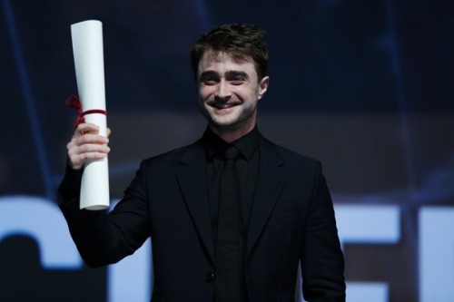 #DanielRadcliffe reacts on stage after receiving the “Hollywood Rising Star Award” #Deau