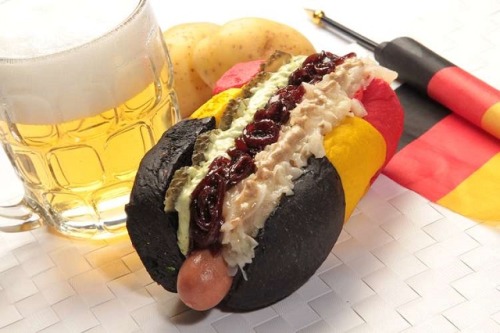 HOT DOGS ”WORLD CUP 2014 BRAZIL” version サンパウロ市のショッピング・メトロ・イタケラにあるホットドッグ専用店「WDOG」では、サッカー