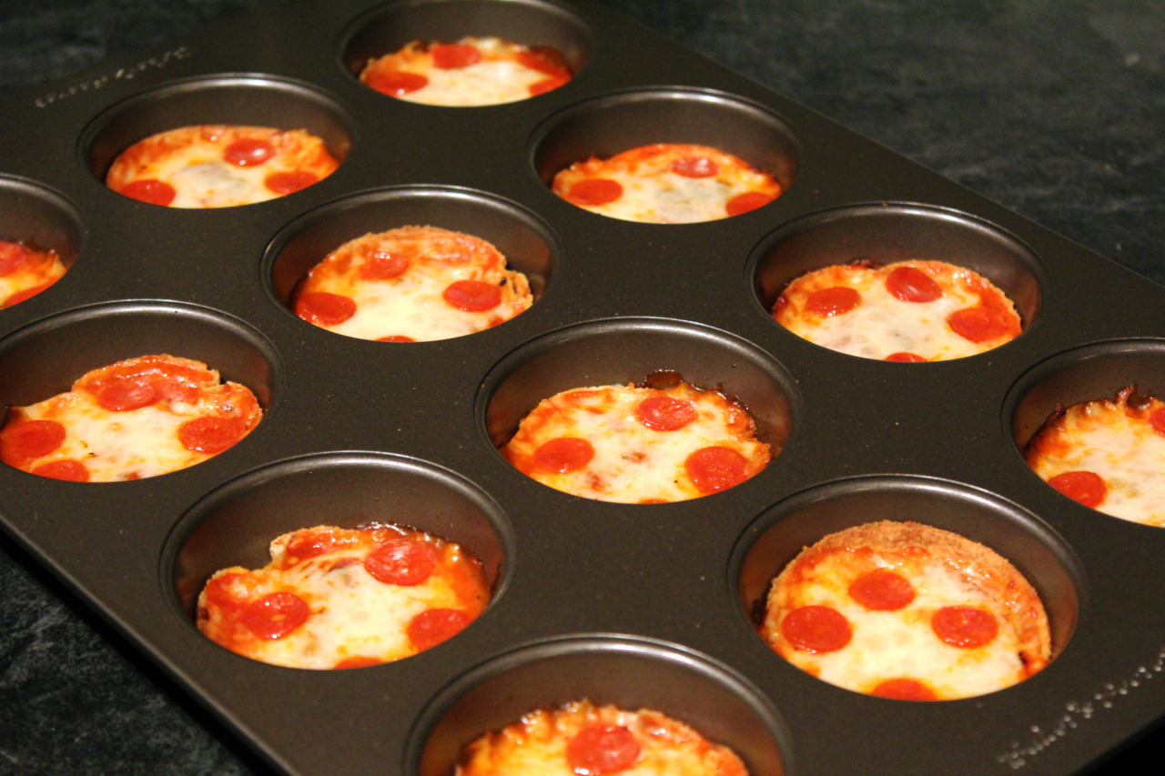 happychomp:  Mini Deep Dish Pizzas Since I’m in love with pizza, I was excited