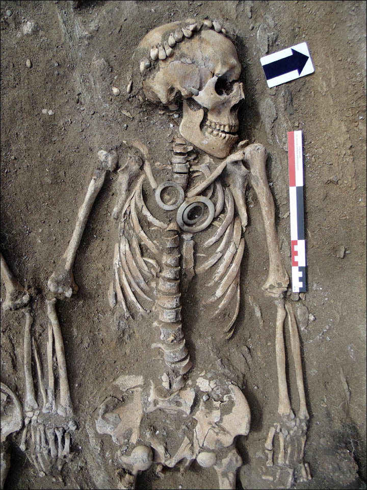 Holding hands for 5,000 years, a couple with mysterious jade rings and dagger
