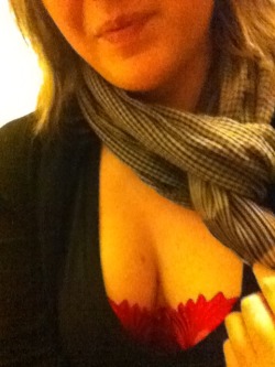 shibarislut:  Little peek under my scarf.