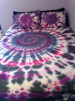 plushsilence:  Tie dye sheets I made a while ago💜