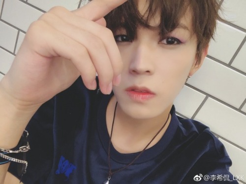 n0ngnong: [TRANSLATION] Li Xikan (@李希侃_LXK) weibo update 06.08.18 Why does Li Xikan always stay up l