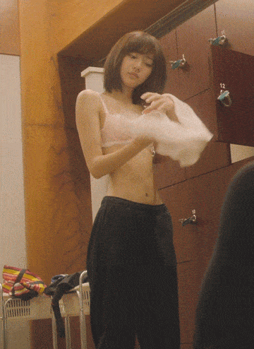 hilite-wild:  tococie:  武田玲奈  ごく普通に服を脱ぐ、ただそれだけの仕草なのに、全裸で身体をくねらせるストリッパーより淫ら。