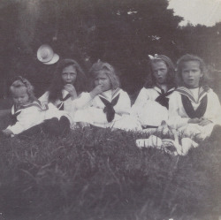 kootyl:  Princess Elisabeth of Hesse playing with her Russian cousins OTMA (Olga, Tatiana, Marie and Anastasia Romanov) in her play house in Wolfsgarten, 1903. Last picture is her house in 2013.