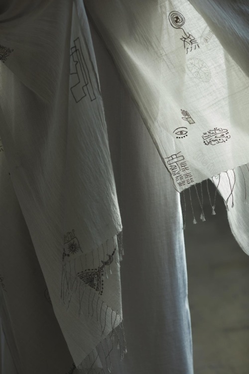 シルクコットンのスカーフ春の光に透けるような、ごく薄く手織りした肌触りのやわらかな生地。様々なお守りのモチーフの刺繍をちりばめたスカーフ。¥24,200Photograph by Isao Hashi