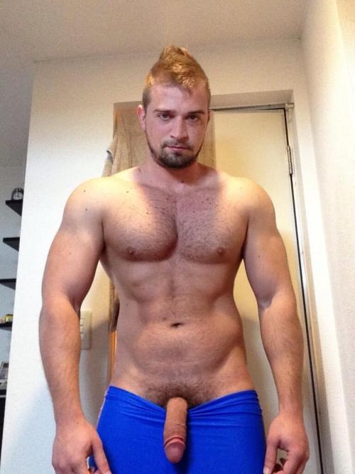 guysthatgetmehard:  blue singlet 