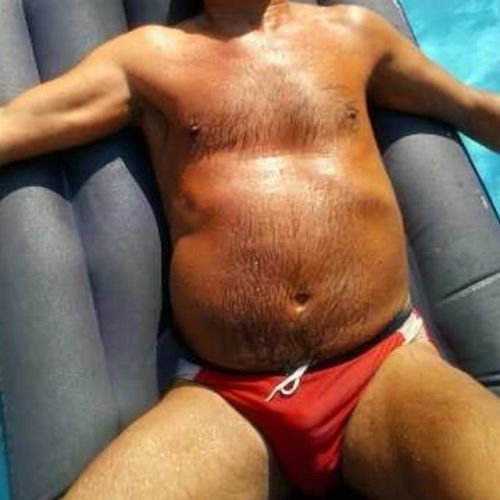 Amazing speedo dad . . . . . . #beardgay #bearsinspeedos #bearsofinstagram #bearscruff #gaylove #spe