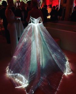 ninatypewriter:  Metropolitan Museum of Art Met Gala, New York (May 2, 2016) ~ The back of Claire Dane’s lit up gown on the red carpet. 