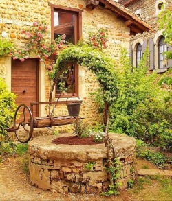 latouchefr:  Pérouges.  https://instagram.com/p/BfTP53fh9Hf/ 