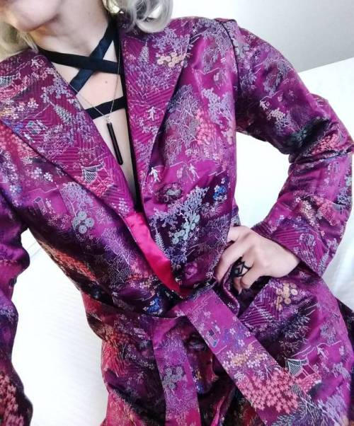 Not a corset, but this incredibly luxurious vintage silk robe needs to be shared.#vintage #robe #sil