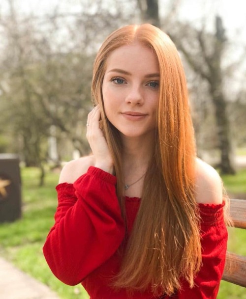 screemer:beautes-fatales:Julia Adamenko  Absolutely stunning beautiful gorgeous smile 😃 