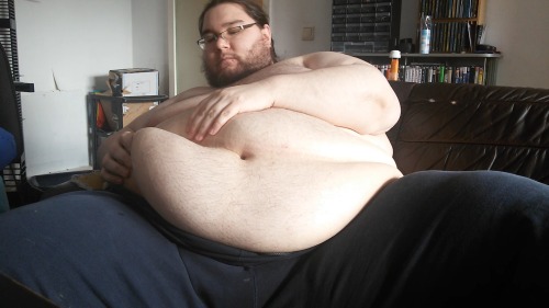 Belly play!My belly seems to get softer and bigger every week. I like to play with him often on my couch. Holding these pounds of fat is just a wonderfull feeling. I mean, look how you can play with it in my newest video. But how much do i weight? You