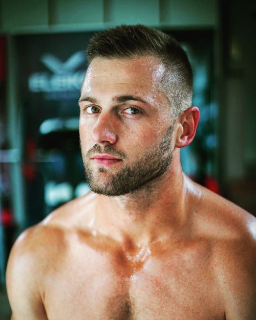 handsomesportsmen:  Rocco van Rooyen   Beautiful￼