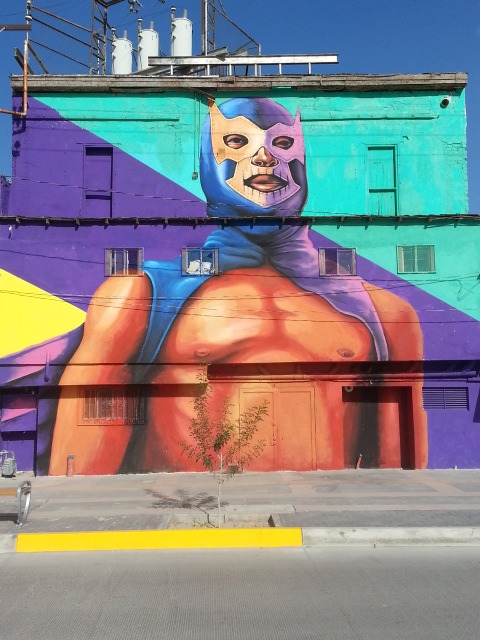 yamikurosawa: Edificio con mural al luchador mexicano Blue Demon. Foto tomada por mi :v Cd. Juárez, 