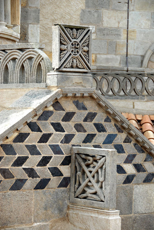 ars-videndi: Facade details of Basilique Notre-Dame-du-Port, Clermont-Ferrand, Auvergne Notre-Dame-d